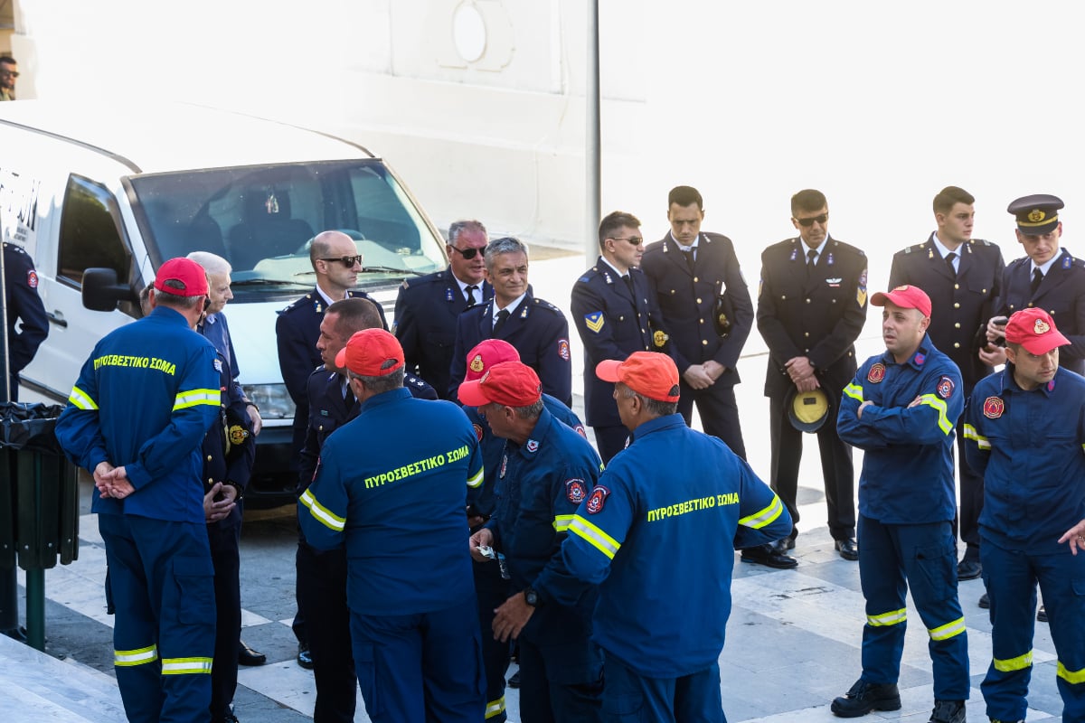 Κωνσταντίνος Λαιμοδέτης: Θρήνος στην κηδεία του 27χρονου Ανθυποπυραγού που έχασε τη ζωή του στο Γύθειο 16 Η κηδεία του 27χρονου πυροσβέστη στο Αγρίνιο