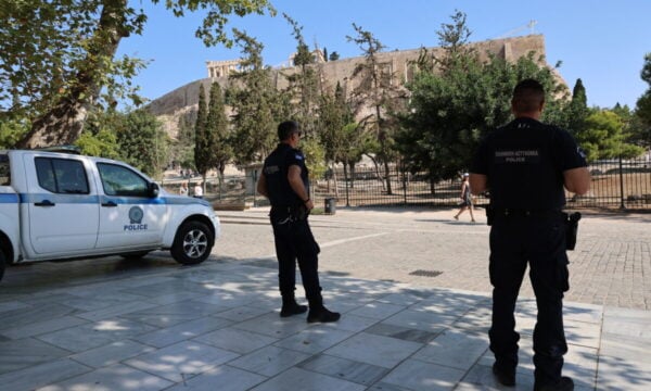 Επίθεση με μαχαίρι στην Ακρόπολη: «Είδα τη γυναίκα μαχαιρωμένη να αιμορραγεί», λέει αυτόπτης μάρτυρας