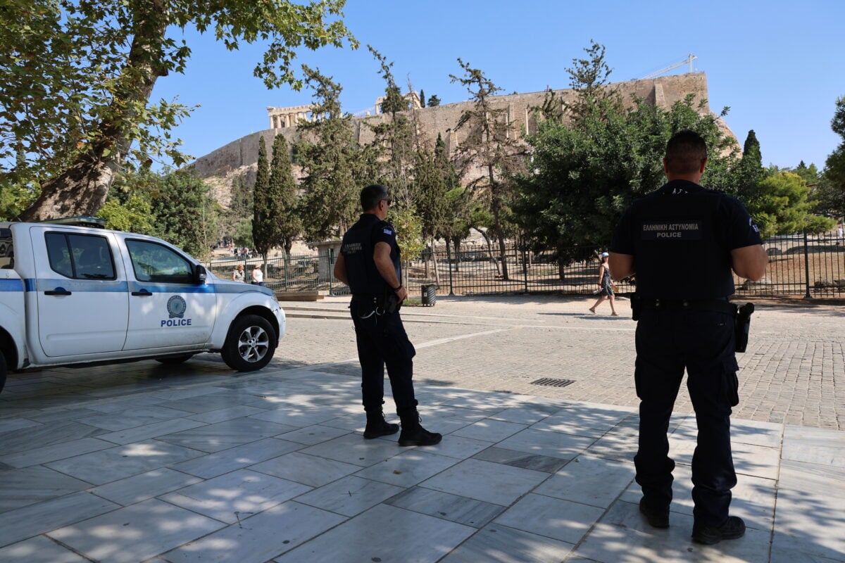 Επίθεση με μαχαίρι στην Ακρόπολη: «Είδα τη γυναίκα μαχαιρωμένη να αιμορραγεί», λέει αυτόπτης μάρτυρας