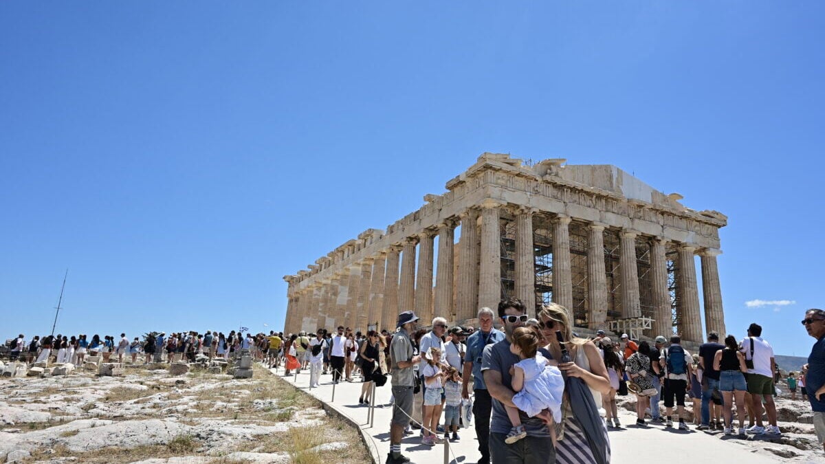 Ακρόπολη: Άνδρας με μαχαίρι τραυμάτισε δύο Αμερικανούς τουρίστες 1 Ακρόπολη: Άνδρας με μαχαίρι τραυμάτισε δύο Αμερικανούς τουρίστες