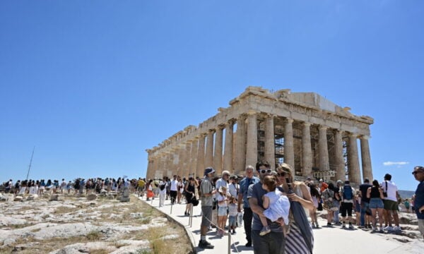 Ακρόπολη: Άνδρας με μαχαίρι τραυμάτισε δύο Αμερικανούς τουρίστες