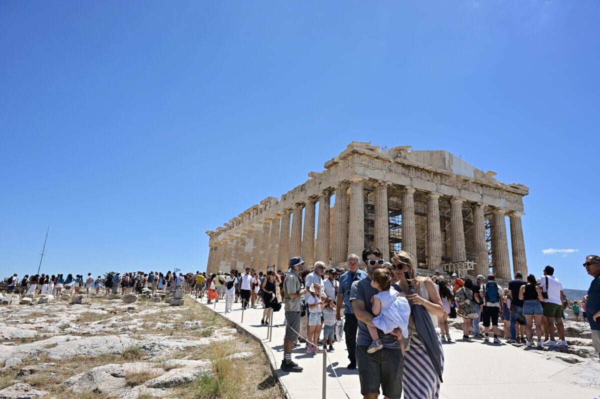 Ακρόπολη: Άνδρας με μαχαίρι τραυμάτισε δύο Αμερικανούς τουρίστες