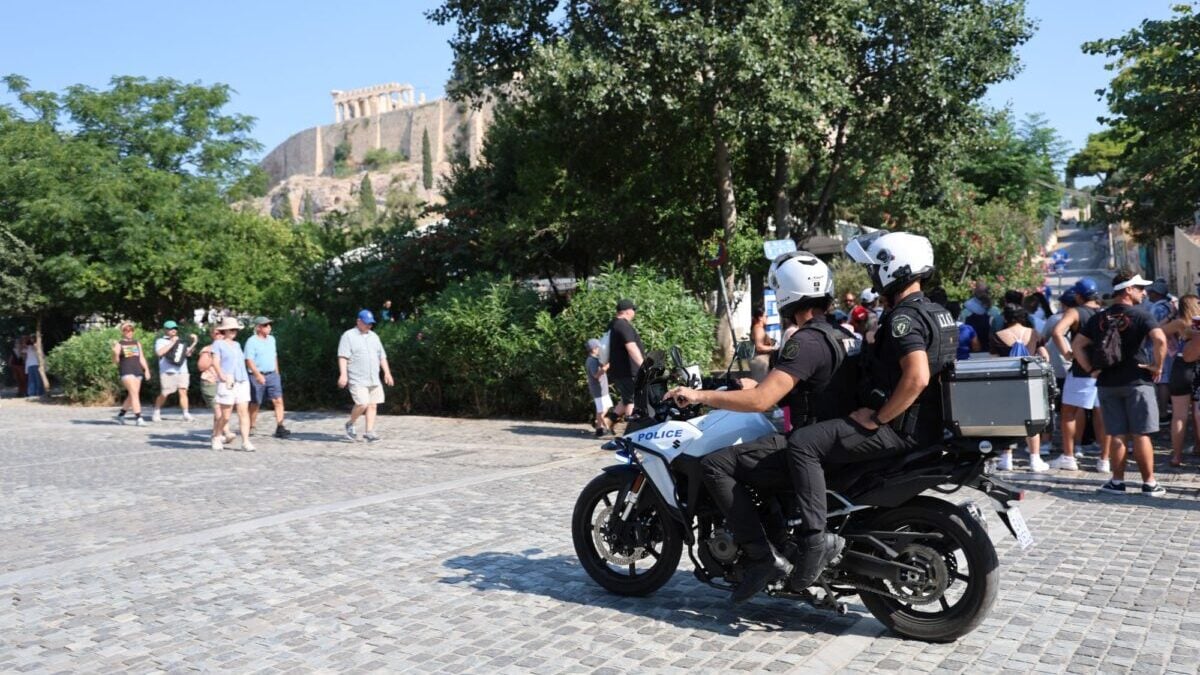 Δίωξη για απόπειρα ανθρωποκτονίας στον 60χρονο που επιτέθηκε με μαχαίρι σε Αμερικανούς τουρίστες στην Ακρόπολη 1 Δίωξη για απόπειρα ανθρωποκτονίας στον 60χρονο που επιτέθηκε με μαχαίρι σε Αμερικανούς τουρίστες στην Ακρόπολη