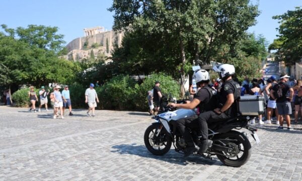 Δίωξη για απόπειρα ανθρωποκτονίας στον 60χρονο που επιτέθηκε με μαχαίρι σε Αμερικανούς τουρίστες στην Ακρόπολη