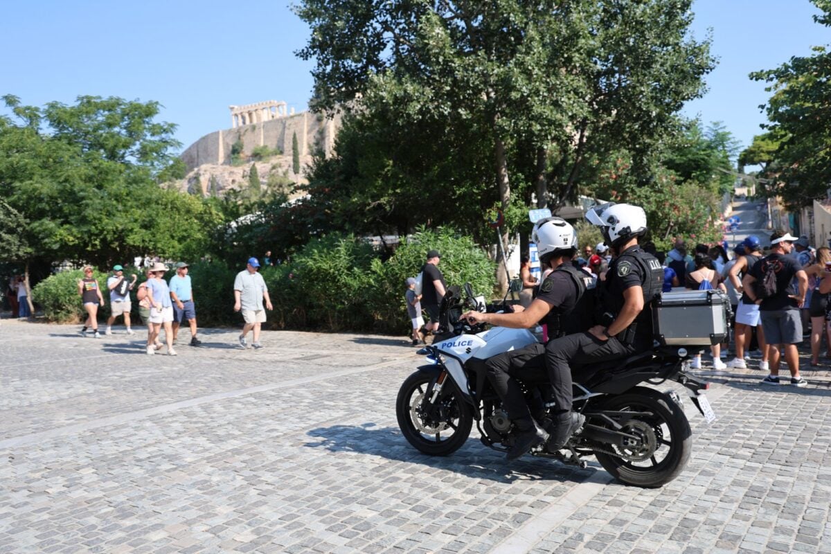 Δίωξη για απόπειρα ανθρωποκτονίας στον 60χρονο που επιτέθηκε με μαχαίρι σε Αμερικανούς τουρίστες στην Ακρόπολη