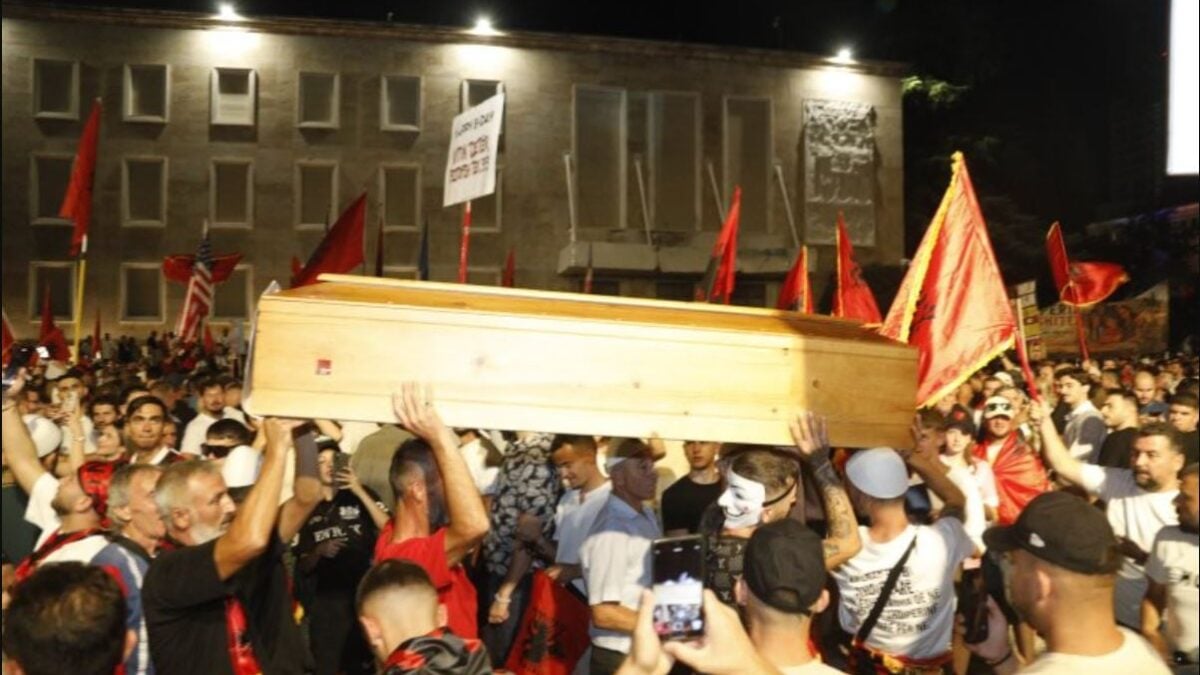 Αλβανία: Η «Επανάσταση των Φλαμίνγκο» ζητά την παραίτηση του Έντι Ράμα – Χιλιάδες πολίτες στους δρόμους 2 Αλβανία: Η «Επανάσταση των Φλαμίνγκο» ζητά την παραίτηση του Έντι Ράμα – Χιλιάδες πολίτες στους δρόμους