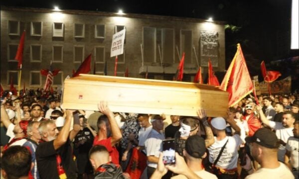 Αλβανία: Η «Επανάσταση των Φλαμίνγκο» ζητά την παραίτηση του Έντι Ράμα – Χιλιάδες πολίτες στους δρόμους