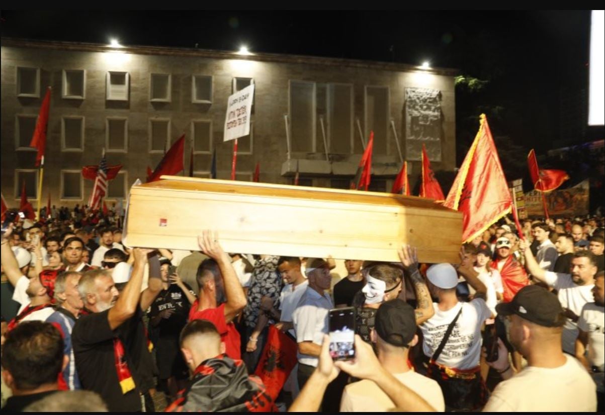 Αλβανία: Η «Επανάσταση των Φλαμίνγκο» ζητά την παραίτηση του Έντι Ράμα – Χιλιάδες πολίτες στους δρόμους
