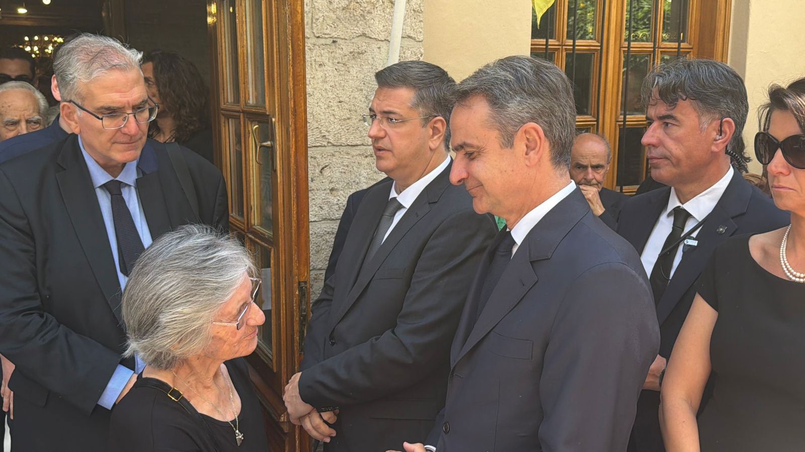 Αλεξία Μπακογιάννη στην κηδεία της Βάγιας Νέστορα – Ο πόνος είναι ίδιος 7 Αλεξία Μπακογιάννη