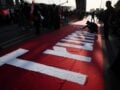 Το Ιράν απαντά με πυραυλικά πλήγματα σε αμερικανικούς στόχους στον Κόλπο, ενώ κηδεύει τον Χαμενεΐ