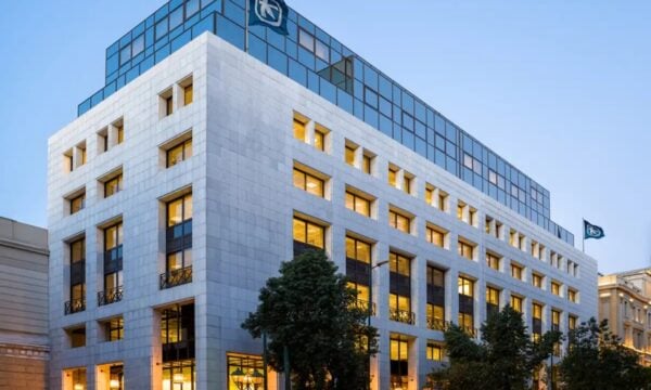 Alpha Bank: Κέρδη σχεδόν μισού δισ. ευρώ το α΄ 6μηνο – Πρόβλεψη για κέρδη ανά μετοχή στα 0,41 ευρώ