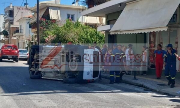 Σφοδρή σύγκρουση αυτοκινήτων στην Αμαλιάδα: Τούμπαρε το ένα, δύο γυναίκες απεγκλωβίστηκαν