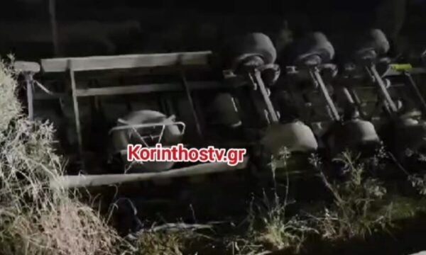 Ανατροπή νταλίκας στην Κορίνθου – Πατρών, τραυματίστηκε ο οδηγός