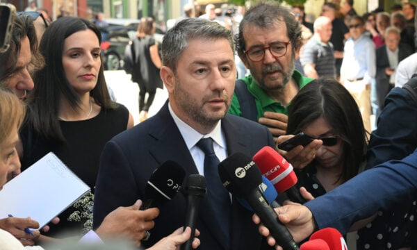 Νίκος Ανδρουλάκης στην κηδεία της Βάγιας Νέστορα: «Καμία ανοχή στη βία, την τρομοκρατία, τον διχασμό και τις εμφυλιοπολεμικές λογικές»