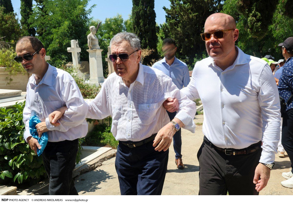 Αλίκη Βουγιουκλάκη: Ο ανιψιός της Αιμίλιος για τα 30 χρόνια από τον θάνατό της – Η ανάρτηση από το μνημόσυνο 7 Αντώνης Βουγιουκλάκης, Αιμίλιος Βουγιουκλάκης