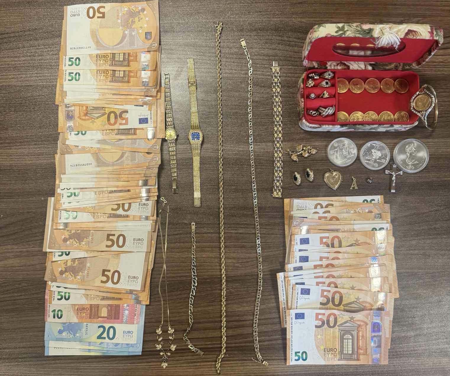 Χίος: 46χρονος συνελήφθη για τηλεφωνική απάτη σε ηλικιωμένη – Άρπαξε μετρητά και κοσμήματα αξίας 20.000 ευρώ 7 Τα κλοπιμαία