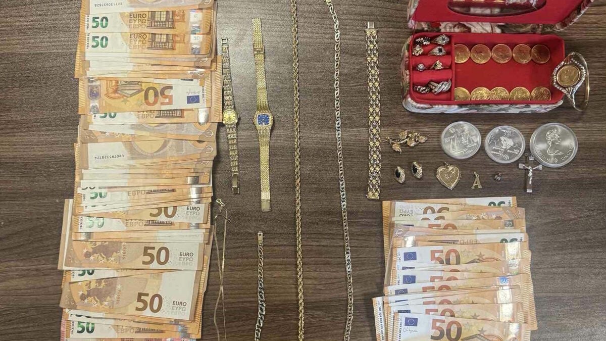 Χίος: 46χρονος συνελήφθη για τηλεφωνική απάτη σε ηλικιωμένη – Άρπαξε μετρητά και κοσμήματα αξίας 20.000 ευρώ 2 Χίος: 46χρονος συνελήφθη για τηλεφωνική απάτη σε ηλικιωμένη – Άρπαξε μετρητά και κοσμήματα αξίας 20.000 ευρώ
