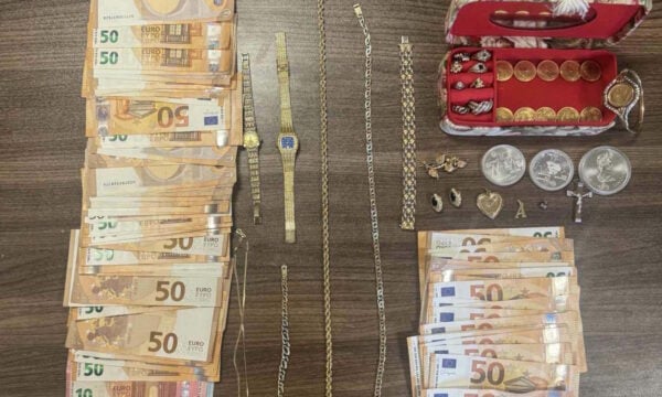 Χίος: 46χρονος συνελήφθη για τηλεφωνική απάτη σε ηλικιωμένη – Άρπαξε μετρητά και κοσμήματα αξίας 20.000 ευρώ