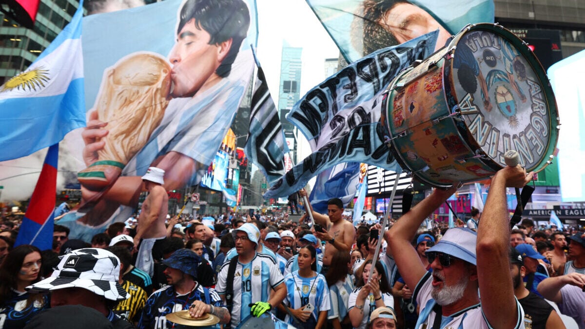 Times Square βούλιαξε από Αργεντινούς πριν τον τελικό του Μουντιάλ 1 Times Square βούλιαξε από Αργεντινούς πριν τον τελικό του Μουντιάλ