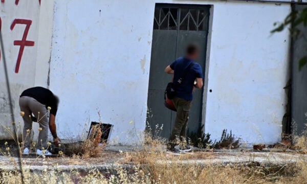 Άργος: Συγκλονίζει η μητέρα του 20χρονου που δέχτηκε 13 σφαίρες από αστυνομικούς – «Τον σκοτώσανε, με μηχανήματα λειτουργεί το σώμα του»