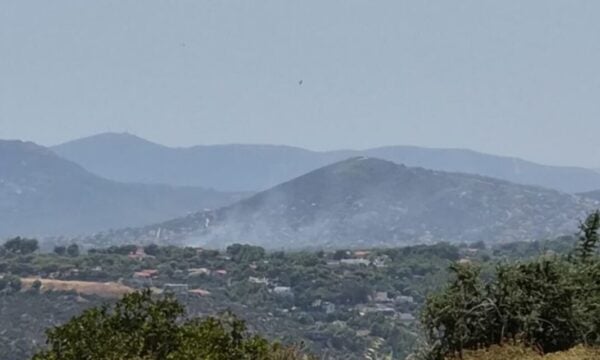 Φωτιά στην Αρτέμιδα – Αεροσκάφη σηκώθηκαν