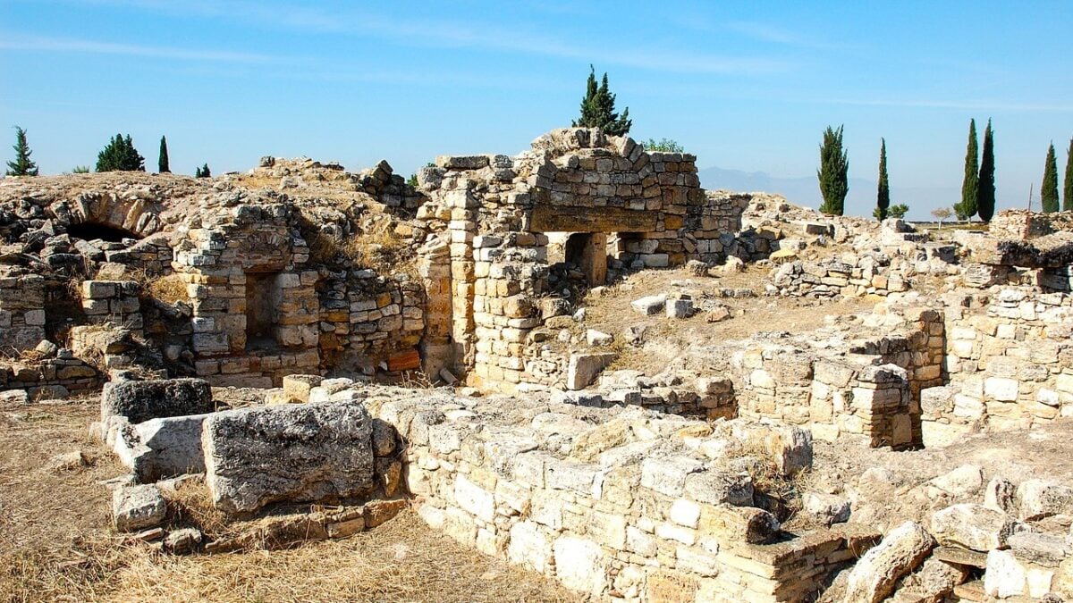 18 τάφοι ανακαλύφθηκαν στην αρχαία εκκλησία των Τυάνων – Μοναδικά ευρήματα στην πόλη που γεννήθηκε ο Απολλώνιος ο Τυανεύς 1 18 τάφοι ανακαλύφθηκαν στην αρχαία εκκλησία των Τυάνων – Μοναδικά ευρήματα στην πόλη που γεννήθηκε ο Απολλώνιος ο Τυανεύς