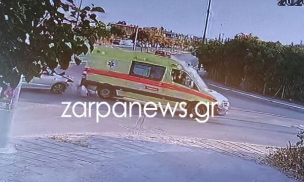 Τροχαίο στα Χανιά: Η στιγμή που το ασθενοφόρο ντεραπάρει μετά τη σύγκρουση με αυτοκίνητο