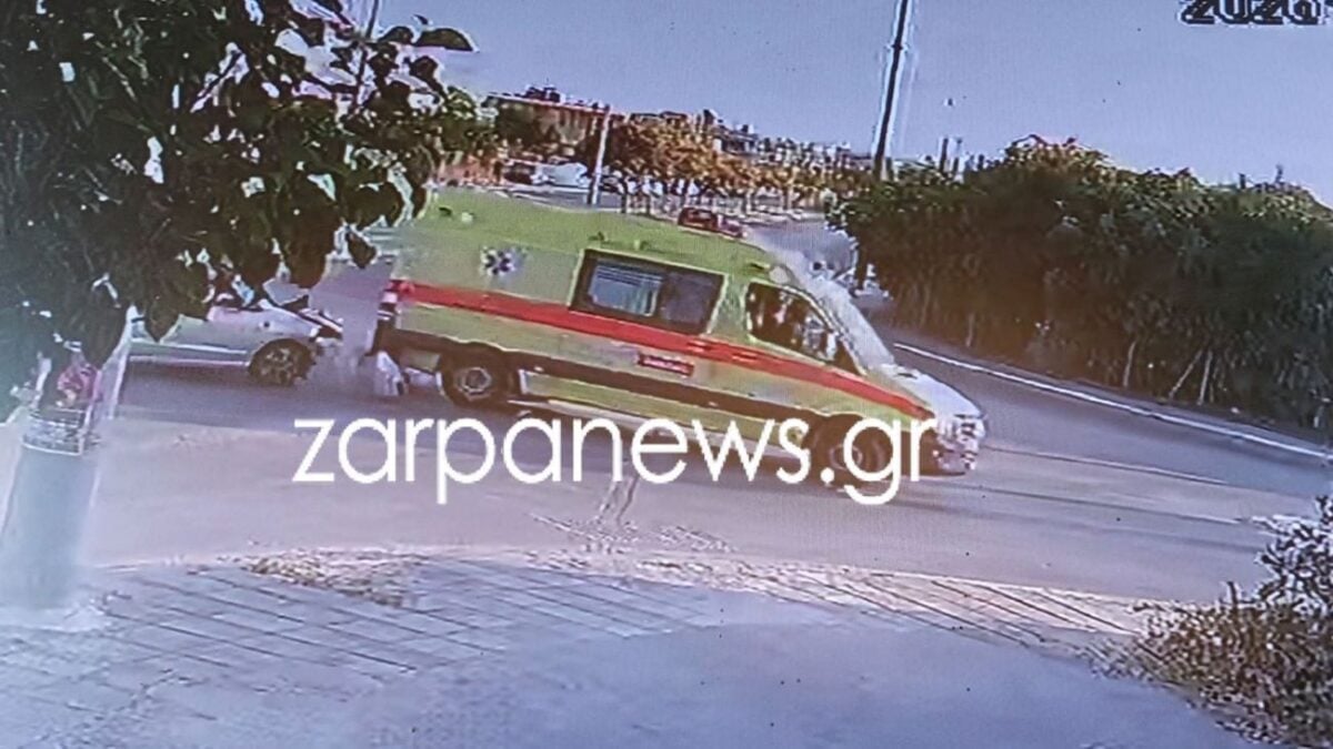 Τροχαίο στα Χανιά: Η στιγμή που το ασθενοφόρο ντεραπάρει μετά τη σύγκρουση με αυτοκίνητο