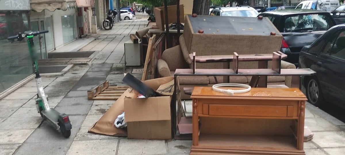 Θεσσαλονίκη: Δικογραφία σε βάρος δύο 39χρονων για έριξαν έπιπλα στο πεζοδρόμιο 7 Θεσσαλονίκη: Δικογραφία σε βάρος δύο 39χρονων για έριξαν έπιπλα στο πεζοδρόμιο