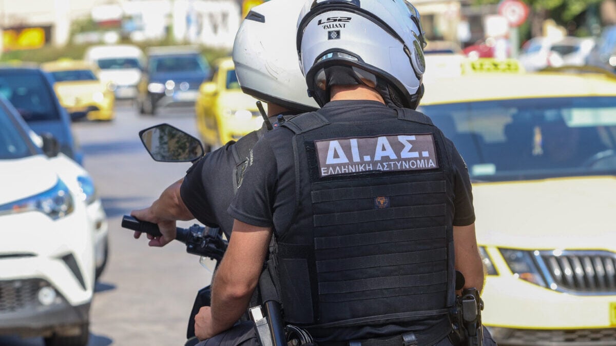 Θεσσαλονίκη: Επεισοδιακή καταδίωξη, αυτοκίνητο πήρε φωτιά μετά από επικίνδυνους ελιγμούς και ο οδηγός αρνούνταν να βγει 1 Θεσσαλονίκη: Επεισοδιακή καταδίωξη, αυτοκίνητο πήρε φωτιά μετά από επικίνδυνους ελιγμούς και ο οδηγός αρνούνταν να βγει