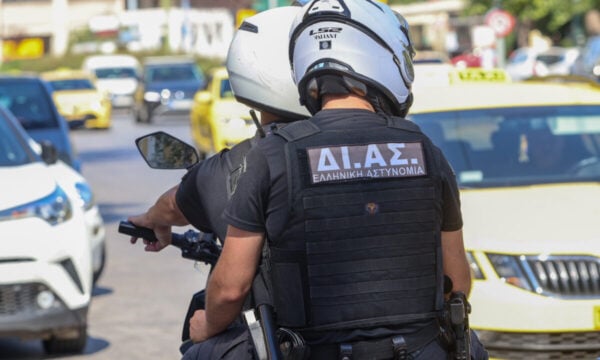 Θεσσαλονίκη: Επεισοδιακή καταδίωξη, αυτοκίνητο πήρε φωτιά μετά από επικίνδυνους ελιγμούς και ο οδηγός αρνούνταν να βγει