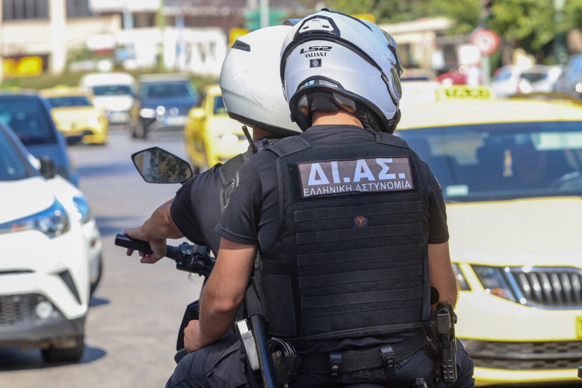 Θεσσαλονίκη: Επεισοδιακή καταδίωξη, αυτοκίνητο πήρε φωτιά μετά από επικίνδυνους ελιγμούς και ο οδηγός αρνούνταν να βγει