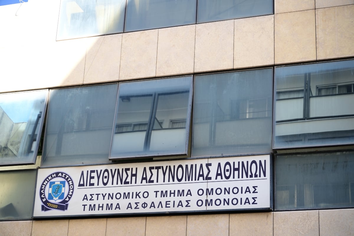 Βιασμός 19χρονης στο ΑΤ Ομονοίας: Ελεύθεροι οι δύο αστυνομικοί – Οι ποινές που τους επιβλήθηκαν