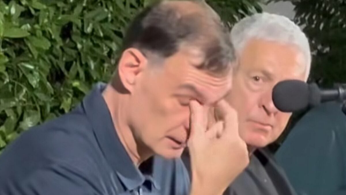 Γιώργος Μπαρτζώκας στη Δραπετσώνα: «Ήθελα να έρθω για να αποτίσω φόρο τιμής στον πατέρα μου» 1 Γιώργος Μπαρτζώκας στη Δραπετσώνα: «Ήθελα να έρθω για να αποτίσω φόρο τιμής στον πατέρα μου»