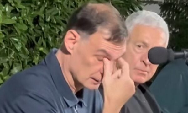 Γιώργος Μπαρτζώκας στη Δραπετσώνα: «Ήθελα να έρθω για να αποτίσω φόρο τιμής στον πατέρα μου»