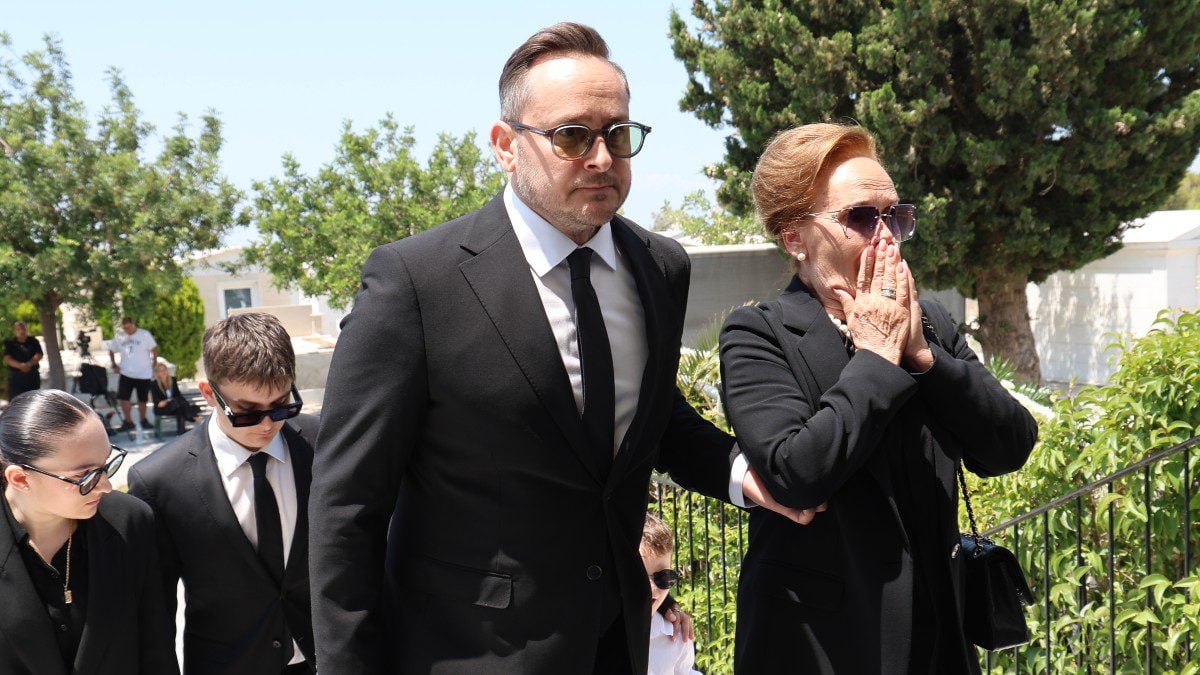 Μάριος Γεωργιάδης στην κηδεία του Λεβέντη: «Πατέρας είναι αυτός που σε μεγαλώνει» 7 Κηδεία Βασίλης Λεβέντης