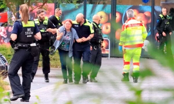 Βερολίνο: Κράτησε όμηρο ταμία σούπερ μάρκετ για 11 ώρες – Ειδικές δυνάμεις έκαναν έφοδο και συνέλαβαν τον δράστη