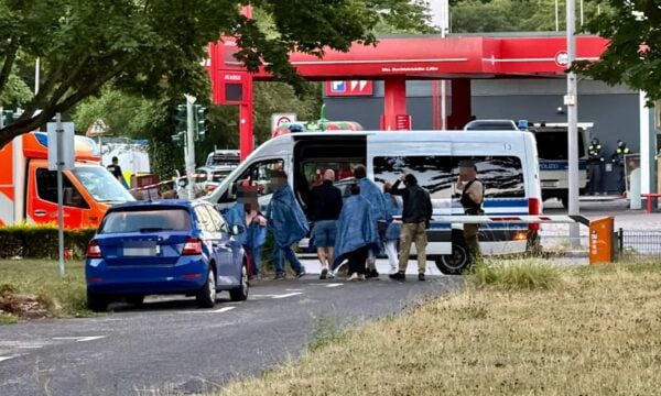 Ένοπλος κρατά όμηρο γυναίκα μέσα σε σούπερ μάρκετ στο Βερολίνο