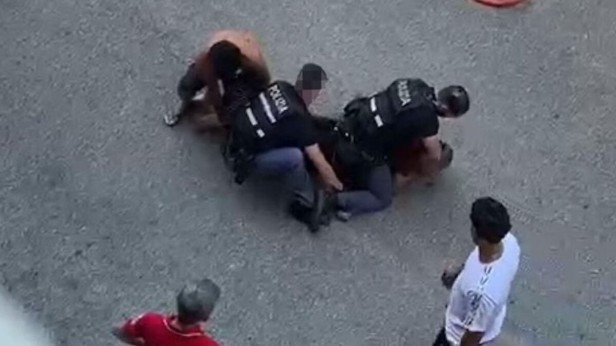Ιταλία: 43χρονος πέθανε ενώ τον ακινητοποιούσαν αστυνομικοί – Βίντεο και καταγγελίες για «κρατική δολοφονία» 1 Ιταλία: 43χρονος πέθανε ενώ τον ακινητοποιούσαν αστυνομικοί – Βίντεο και καταγγελίες για «κρατική δολοφονία»