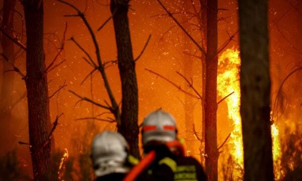 Γαλλία: Ο Μακρόν συγκάλεσε έκτακτη σύσκεψη για την πύρινη λαίλαπα που απειλεί το Μπορντό – «Η κατάσταση δεν έχει προηγούμενο» λέει ο υπουργός Εσωτερικών