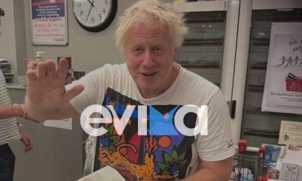 Μπόρις Τζόνσον: Σε σούπερ μάρκετ της Καρύστου ο πρώην πρωθυπουργός της Βρετανίας