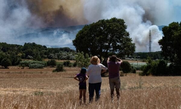 Κόστα Μπράβα: Η φωτιά έφτασε στα πρώτα σπίτια – Κάηκαν ήδη 24.000 στρέμματα