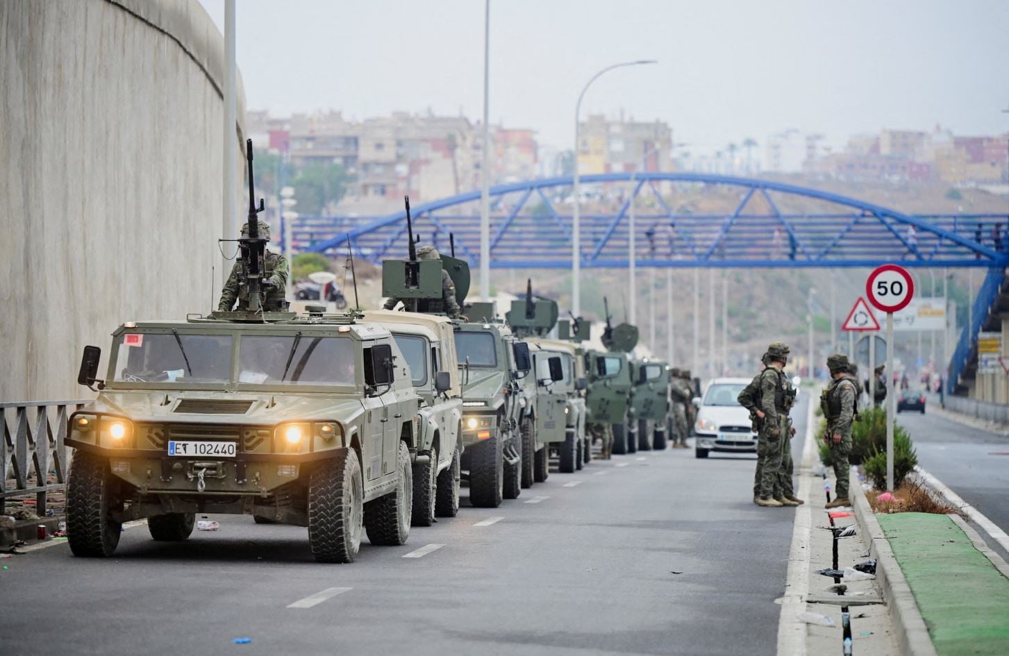 Τουλάχιστον 57 νεκροί στη Θέουτα: Πιέσεις από την Ευρώπη και πολιτική κρίση στην Ισπανία μετά τη μαζική είσοδο μεταναστών 10 Ισπανοί στρατιώτες περιπολούν στα σύνορα Ισπανίας και Μαρόκου στη Θέουτα, μετά τη μαζική είσοδο μεταναστών. Φωτογραφία: Fabian Bimmer/Reuters.