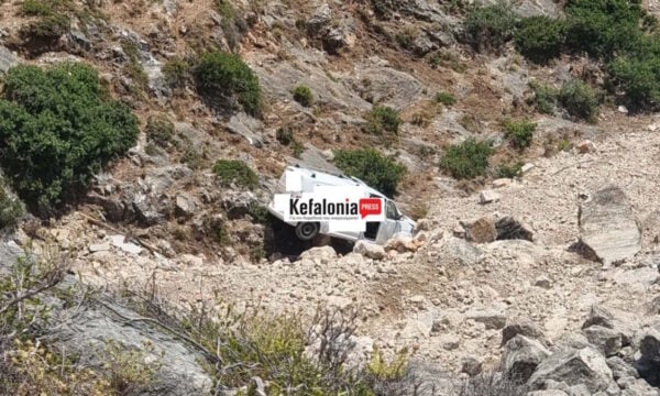 Τραγωδία στην Κεφαλονιά: Νεκρός 30χρονος πατέρας δύο παιδιών που έπεσε με το αυτοκίνητό του στη χαράδρα Χάρακα