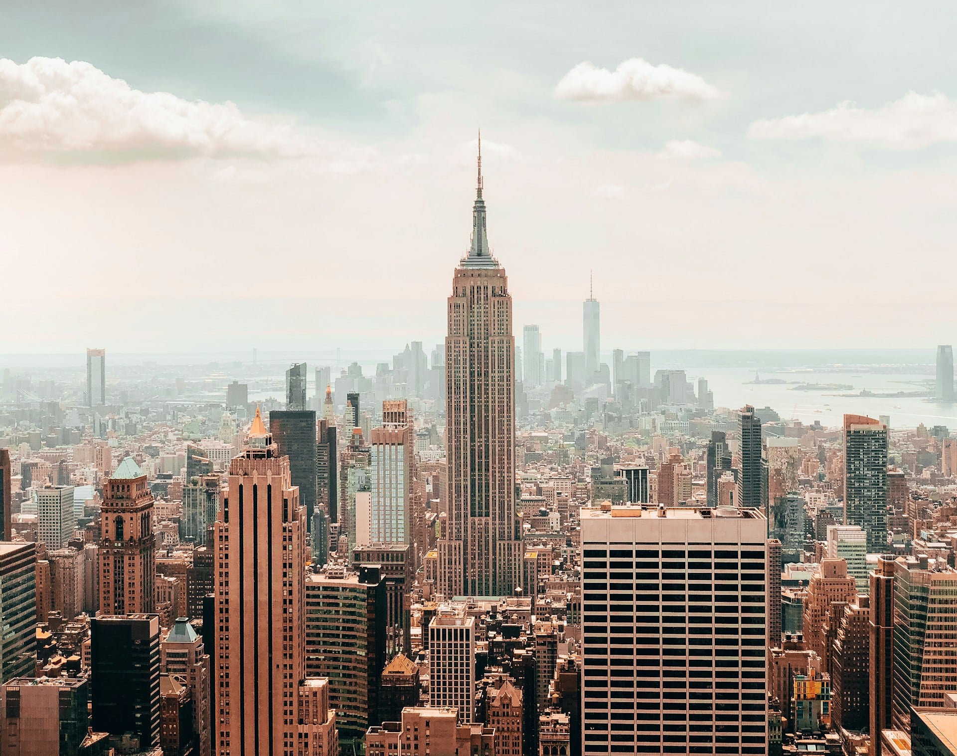 Σκαρφάλωσαν στην κεραία του Empire State Building στα 443 μέτρα και κρέμασαν πανό