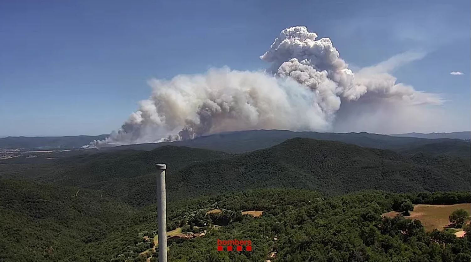 Κόστα Μπράβα: Η φωτιά έφτασε στα πρώτα σπίτια – Κάηκαν ήδη 24.000 στρέμματα 7 Κόστα Μπράβα