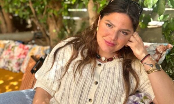 Δανάη Μπάρκα ποζάρει με μαγιό στο resort ξενοδοχείο της στη Μάνη – Βουτιές στην πισίνα