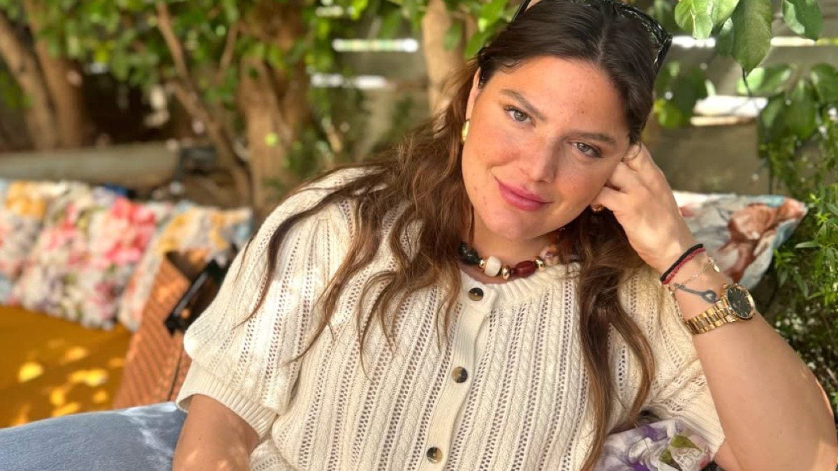 Δανάη Μπάρκα ποζάρει με μαγιό στο resort ξενοδοχείο της στη Μάνη – Βουτιές στην πισίνα