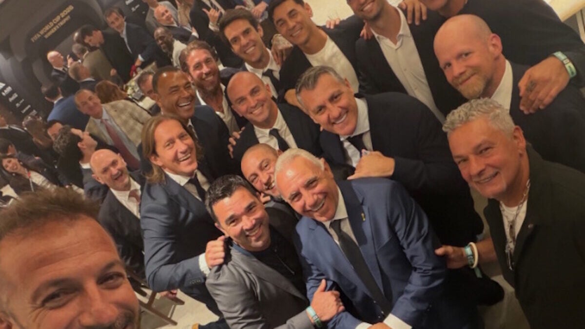 Αλεσάντρο Ντελ Πιέρο: selfie με θρύλους του παγκοσμίου ποδοσφαίρου στον ημιτελικό Γαλλία – Ισπανία 2 Αλεσάντρο Ντελ Πιέρο: selfie με θρύλους του παγκοσμίου ποδοσφαίρου στον ημιτελικό Γαλλία – Ισπανία