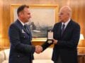 Ο Δένδιας δίνει τα εύσημα στον πιλότο του F-16 για την ασφαλή προσγείωση – «Αναδεικνύει την καθοριστική σημασία του ανθρώπινου παράγοντα στις Ένοπλες Δυνάμεις»